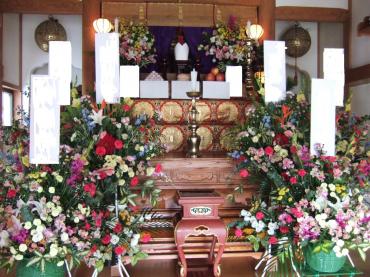 お寺様の本堂に明るい花で｜「くらよし花幸」　（鳥取県倉吉市の花キューピット加盟店 花屋）のブログ