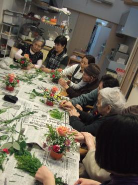 グループホームでアレンジ教室（＾ｕ＾）｜「くらよし花幸」　（鳥取県倉吉市の花キューピット加盟店 花屋）のブログ